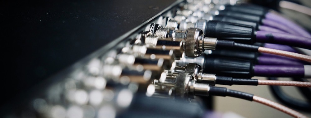 Audio patch bay with balanced connectors