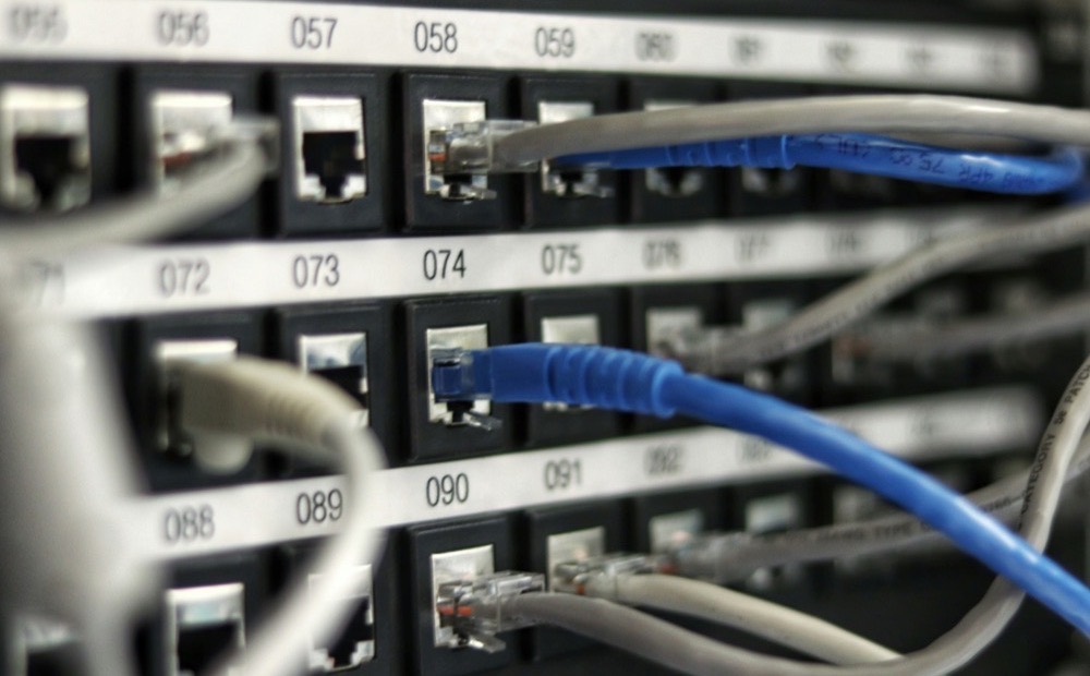 Network patch panel with structured cabling